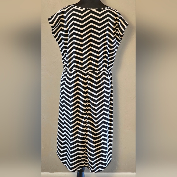 [Indulge GogoApperal] High Low Midi Dress 《M》 Chevron/Black &… - Picture 2 of 12